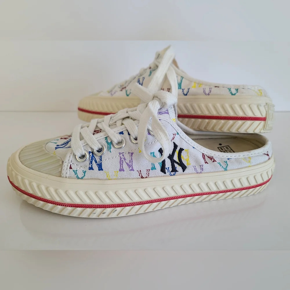 MLB Play‎ Ball Shoes Woman’s Size 6.5 US, Mule Monogram NY Yankees White - Picture 5 of 9